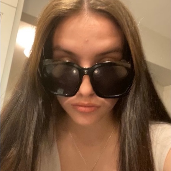 Meet your Posher, Julianna - Picture 1 of 1